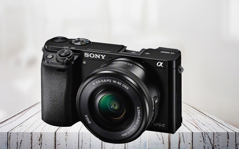 Sony ILCE-6000L/BAP2 là một trong những máy ảnh đa năng nhất thế giới với ống kính có thể thay đổi lấy nét chỉ mất 0.06 giây