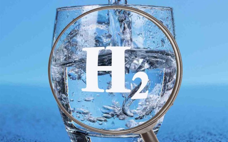 Bạn có thể dùng mắt để quan sát các hạt bóng khí, bọt khí bám vào thành cốc sau khi bạn rót nước từ máy lọc nước hydrogen