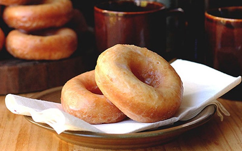 Bánh donut có thể thưởng thức đơn giản hoặc nhúng qua đường hay socola để tăng hương vị.