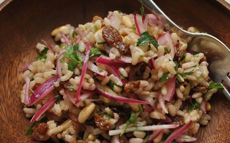 Salad gạo lứt dễ ăn và nhiều chất dinh dưỡng sẽ là món ăn tuyệt vời cho những ngày hè nóng bức đấy!
