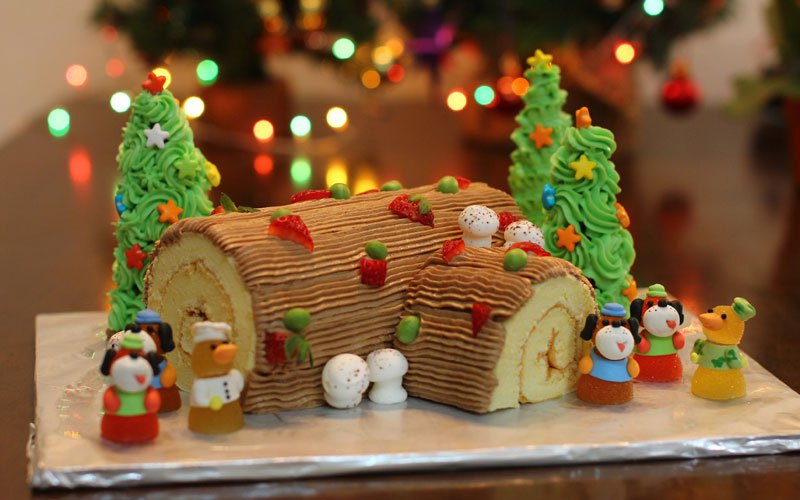 Bánh kem khúc cây là món tráng miệng không thể thiếu trong đêm Noel