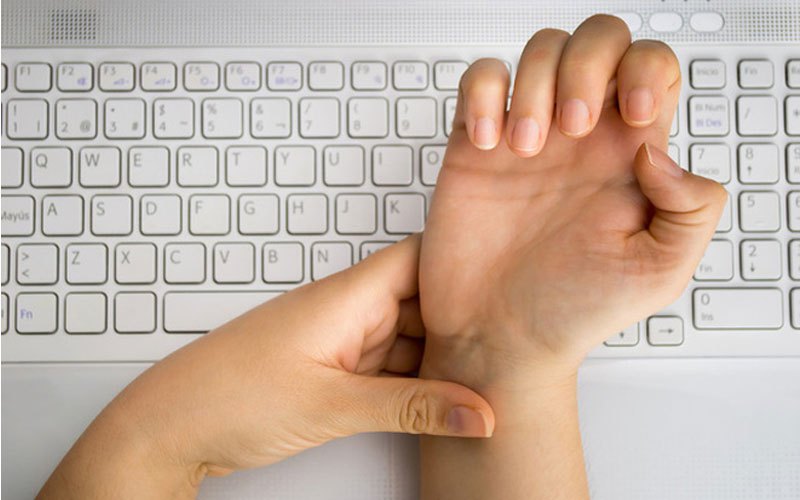 Không chỉ các khớp ngón tay mà cả cổ tay cũng bị ảnh hưởng khi làm việc lâu với laptop