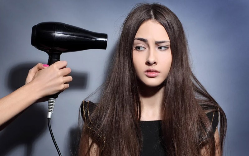 Nếu dùng máy sấy tóc liên tục trong thời gian dài, tốt nhất hãy cho chúng nghỉ 30 giây - 1 phút rồi mới sử dụng tiếp