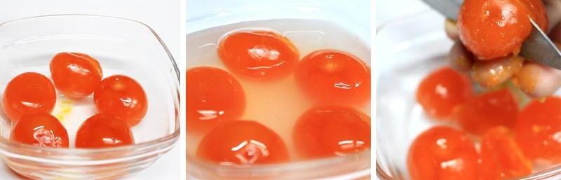 Ngâm lòng đỏ trứng vịt muối với 100ml rượu trắng trong khoảng 10-20 phút để khử mùi tanh hôi. Sau đó đem cắt nhỏ vừa ăn. 