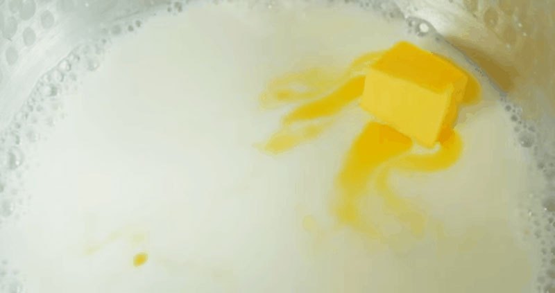 Làm nhân custard: cho sữa và bơ vào nồi, đun nhỏ lửa cho tới khi bơ tan chảy.