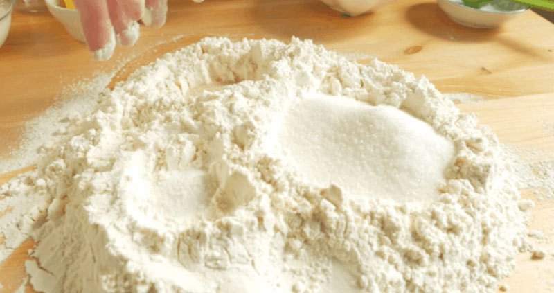 Trộn đều bột bánh mì, bột mì đa dụng, men nở, muối và đường với nhau.