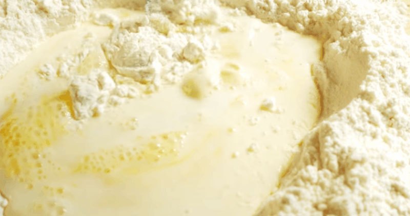 Cho sữa và kem tươi vào nồi đun cho tới khi phần sữa hơi ấm thì từ từ đổ vào phần bột thêm trứng vào và trộn đều lên
