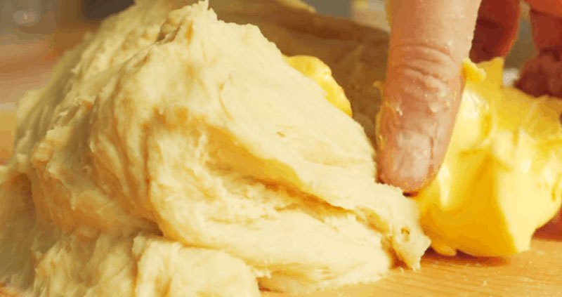 Nhào hỗn hợp bột thật kỹ sau khi thấy hỗn hợp đồng nhất thì cho phần bơ để ở nhiệt độ phòng vào nhào tiếp
