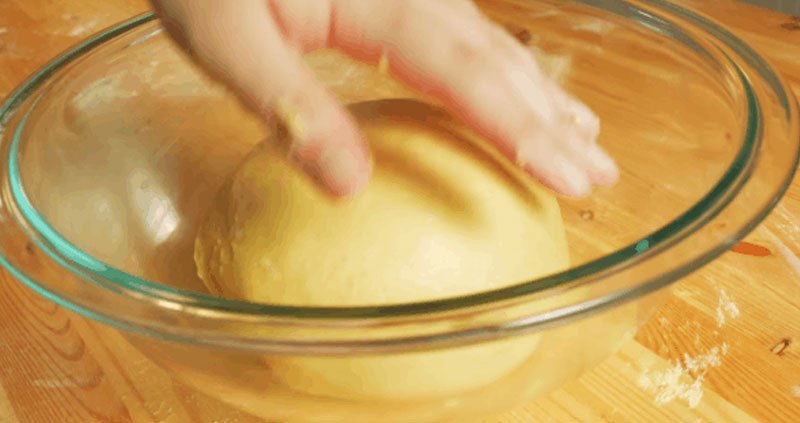 Sau khi được hỗn hợp mịn mượt thì cho vào tô, dùng màng bọc thực phẩm phin lại. Để bột bánh ở nhiệt độ phòng hoặc nơi ấm áp cho tới khi bột nở gấp đôi