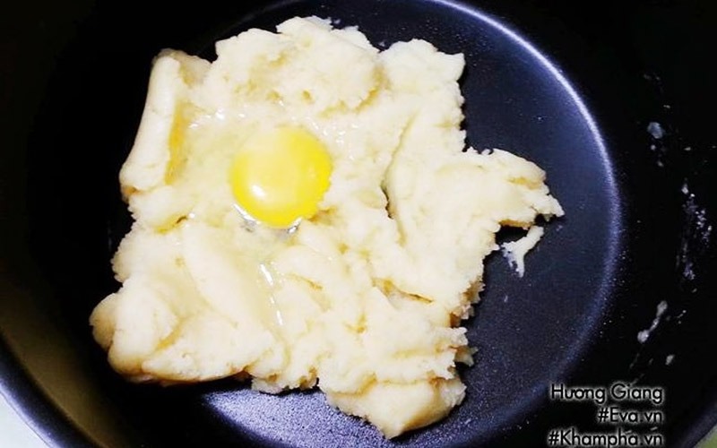 Đợi bột nguội bớt thì cho 1 quả trứng gà vào. Dùng thìa gỗ khuấy liên tục cho trứng hòa quyện với bột rồi mới thêm tiếp 1 quả trứng. Bạn thực hiện như vậy cho đến khi hết 3 quả trứng.