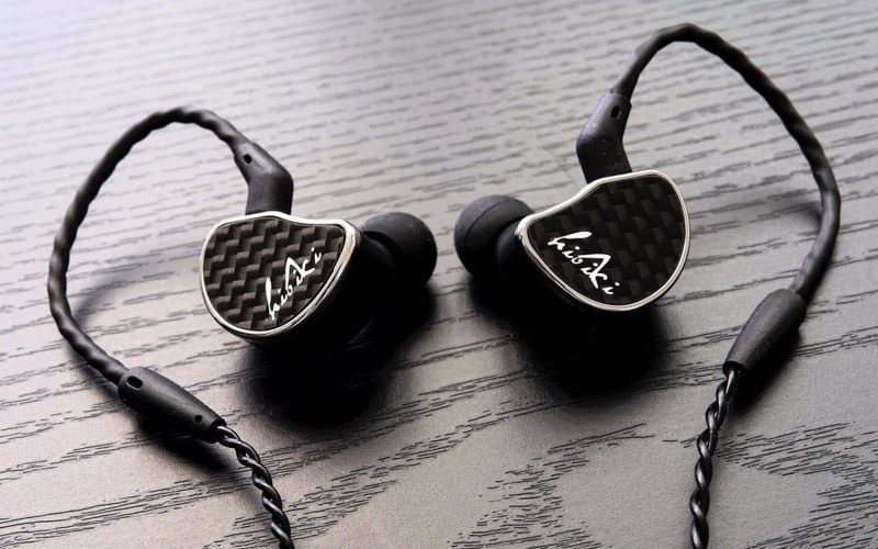 Vòng đệm bằng cao su trên tai nghe In-ear giúp giảm thiểu tiếng ồn bên ngoài tác động đến tai bạn