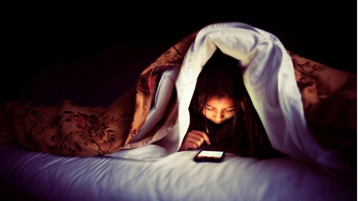 Sử dụng điện thoại trước giờ ngủ gây hại thế nào với sức khỏe bạn? | Nguyễn Kim | Nguyễn Kim Blog